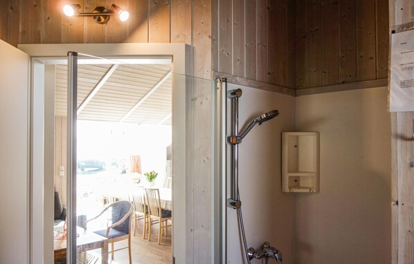 Combined shower/bathtub