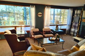 Smart-TV, peis og bøker