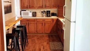 雪櫃、微波爐、焗爐、爐具