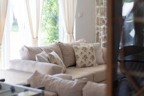 TV connectée, cheminée, jeux vidéo, lecteur de DVD