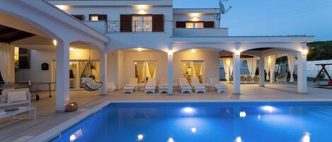 Una piscina al aire libre