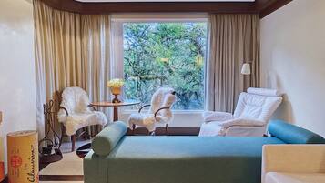 Apartamento | Sala de estar | Smart TV 40 polegadas com canais a cabo, TV, lareira