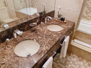 Appartement | Salle de bain | Ensemble baignoire-douche, baignoire à remous