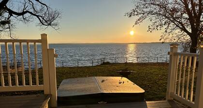 Lakeside Sunrise Cottage with hot tub