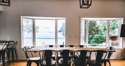 Lakeside Sunrise Cottage with hot tub