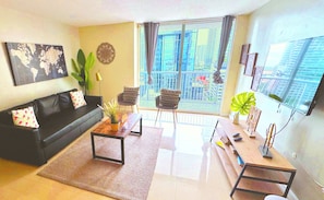 Condo Cao cấp, 3 phòng ngủ, quang cảnh thành phố | Khu phòng khách | Smart TV 50-inch có truyền hình cáp, TV