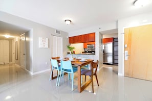 Condo Cao cấp, 3 phòng ngủ, quang cảnh thành phố | Khu vực ăn uống tại phòng