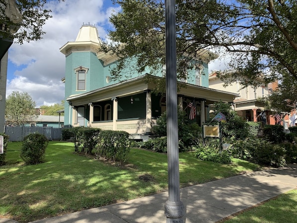 Exterior - Beautiful Victorian Home (Steubenville)