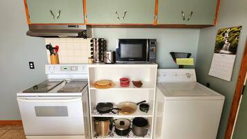 Een koelkast, een microgolfoven, een oven, een kookplaat