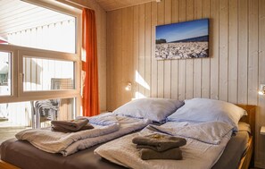 6 bedrooms, travel cot, free WiFi - Beautiful home in Otterndorf with sauna (Otterndorf)