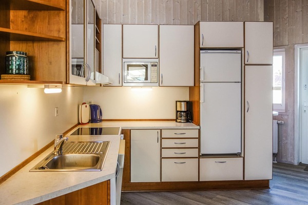 Refrigerador, parrilla de estufa, lavavajillas y cafetera y tetera