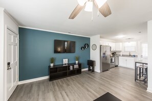 ميكروو�يف، فرن، موقد طهي مسطح، غسالة أطباق