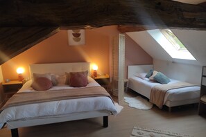 1 habitación, tabla de planchar con plancha, cuna de viaje y wifi 