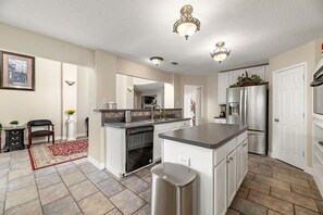 Fridge, microwave, oven, stovetop - Spacious Home for Large Families (Allen)