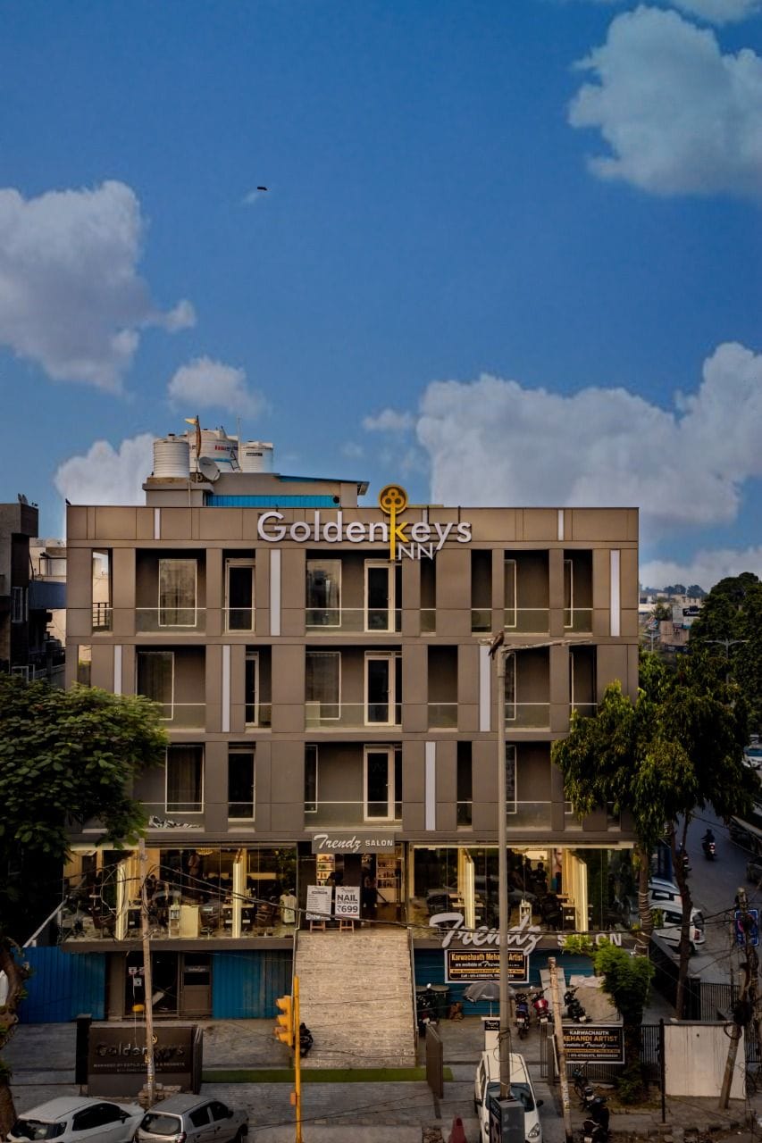 Hotel com fachada moderna, várias sacadas e fachada visível com letreiros.