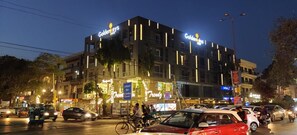 Um hotel com vários andares, com placas indicando 'Golden Keys Inn' e 'Trendy' no andar térreo.