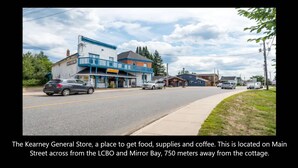 Voici une vue de la devanture du magasin général de Kearney, un commerce de proximité à la façade bleue et blanche, situé sur Main Street.
