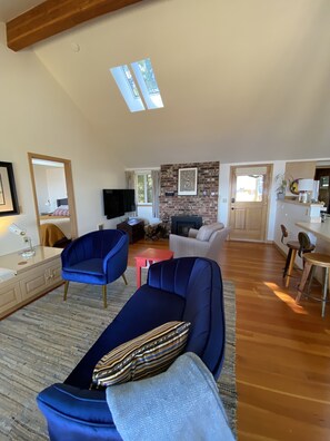 Smart TV, fireplace, books - Stunning Views - New Listing, Waterfront Cottage  (Olympia)