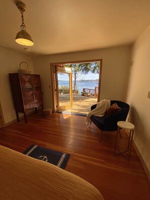 1 bedroom, iron/ironing board, free WiFi, bed sheets - Stunning Views - New Listing, Waterfront Cottage  (Olympia)