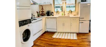 Townside Nook: 2-Blocks to Downtown Sparta