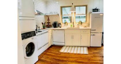 Townside Nook: 2-Blocks to Downtown Sparta