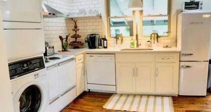 Townside Nook: 2-Blocks to Downtown Sparta
