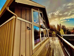 Property grounds - Modern Chalet with Lake Views in Marina Area (Mossyrock)