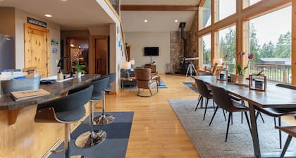 Modern Chalet with Lake Views in Marina Area