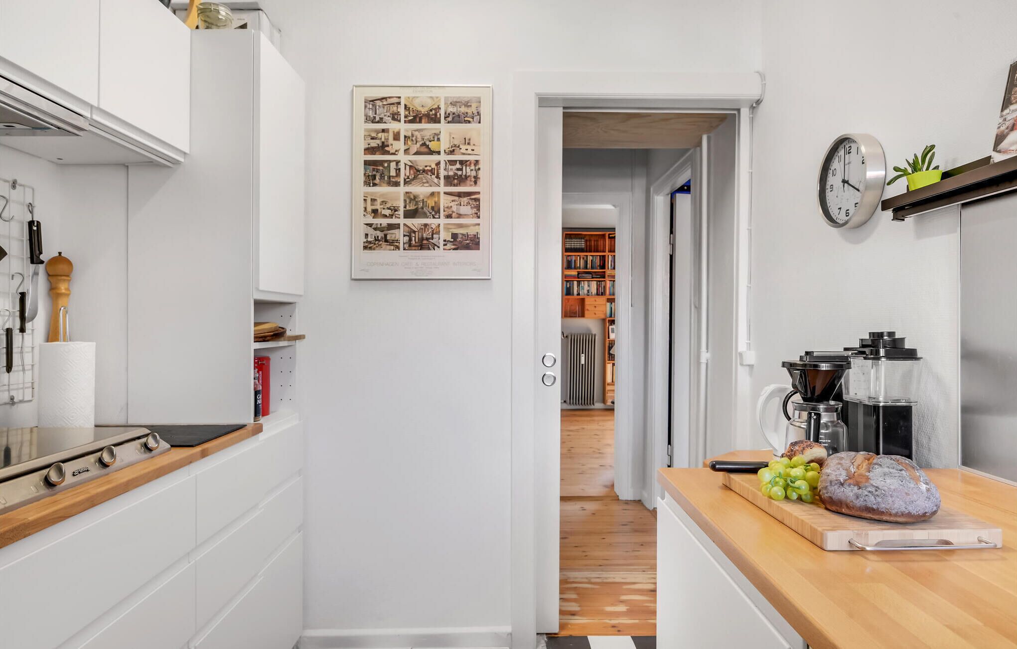 Een koelkast, een kookplaat, een koffiezetapparaat/waterkoker