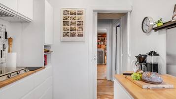 Jääkaappi, liesi, kahvin-/teenkeitin