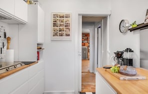 Geladeira, cooktop, cafeteira/chaleira