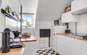 Frigorífico, microondas, placa de cocina y cafetera o tetera
