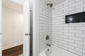 Hair dryer, towels, soap, shampoo - Luxury North of Nashville Retreat- Easy Lake Access (Gallatin)
