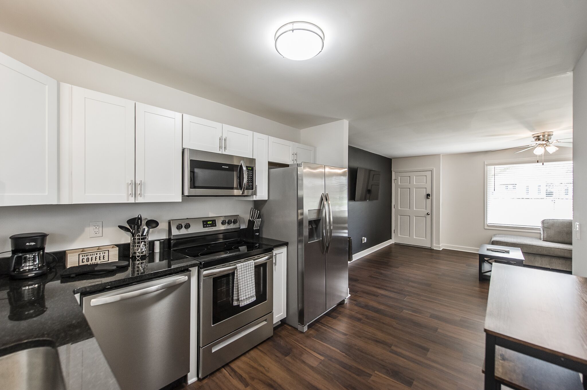 Een koelkast, een microgolfoven, een oven, een kookplaat