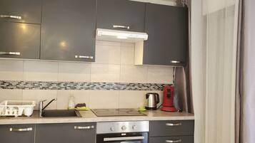 Frigorifero, microonde, forno, piano cottura