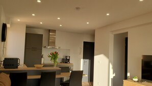 A modern kitchen with a dining area, a flat-screen TV, and a coffee maker. - Fréjus-Plage, Sea view, T2, 38m2, 4 people, refurbished, air conditioning, magnificent (Fréjus)