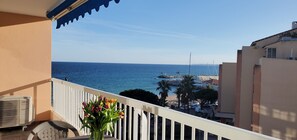 A balcony with a view of the sea, a white railing, and a vase of tulips. - Fréjus-Plage, Sea view, T2, 38m2, 4 people, refurbished, air conditioning, magnificent (Fréjus)