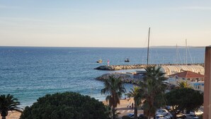 A coastal view with a rocky breakwater, boats, and a marina. - Fréjus-Plage, Sea view, T2, 38m2, 4 people, refurbished, air conditioning, magnificent (Fréjus)