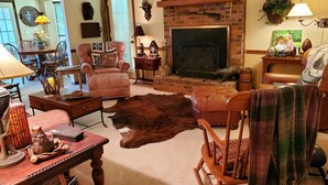 Un salón acogedor con chimenea, muebles de cuero y decoración rústica.