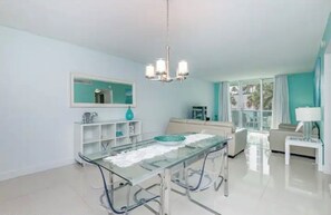 Living area - Beautiful Vacation Rental Directly on beach (Hollywood)