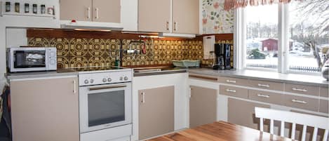 Kühlschrank, Herdplatte, Wasserkocher mit Kaffee-/Teezubehör
