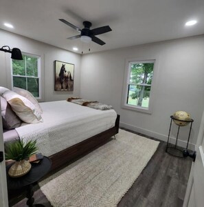 3 slaapkamers, een strijkplank/strijkijzer, reisbedje, gratis wifi