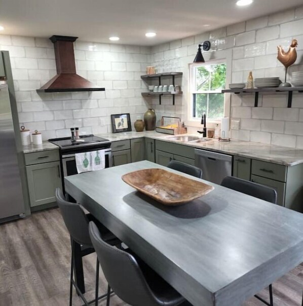 Een koelkast, een magnetron, een oven, een kookplaat