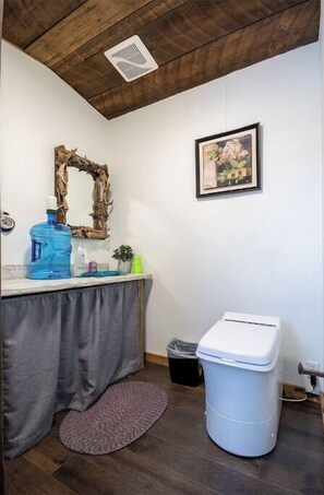 Towels, soap, toilet paper - Coulee Creek Cabin (Swift Current)