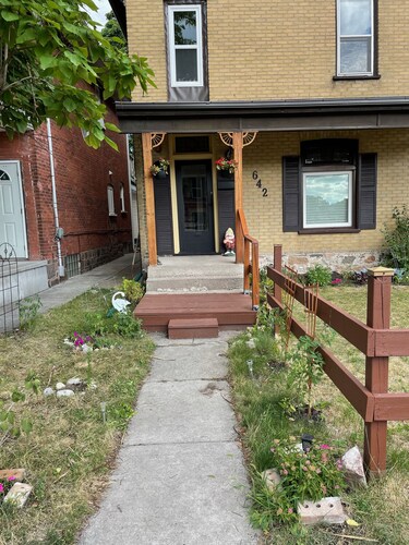 Gorgeous 1 bedroom ground-floor unit, steps to lake and 2 bus routes,  Nth & Sth