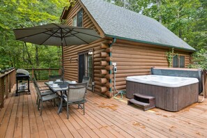 Outdoor dining - Cozy Winter Getaway Cabin (Sevierville)