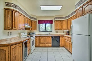 Geladeira, micro-ondas, cooktop, lava-louças