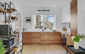 Refrigerador, horno, lavavajillas y cafetera y tetera 