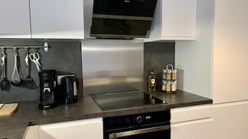 Een koelkast, een microgolfoven, een oven, een kookplaat