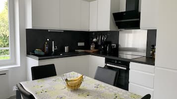 Een koelkast, een microgolfoven, een oven, een kookplaat
